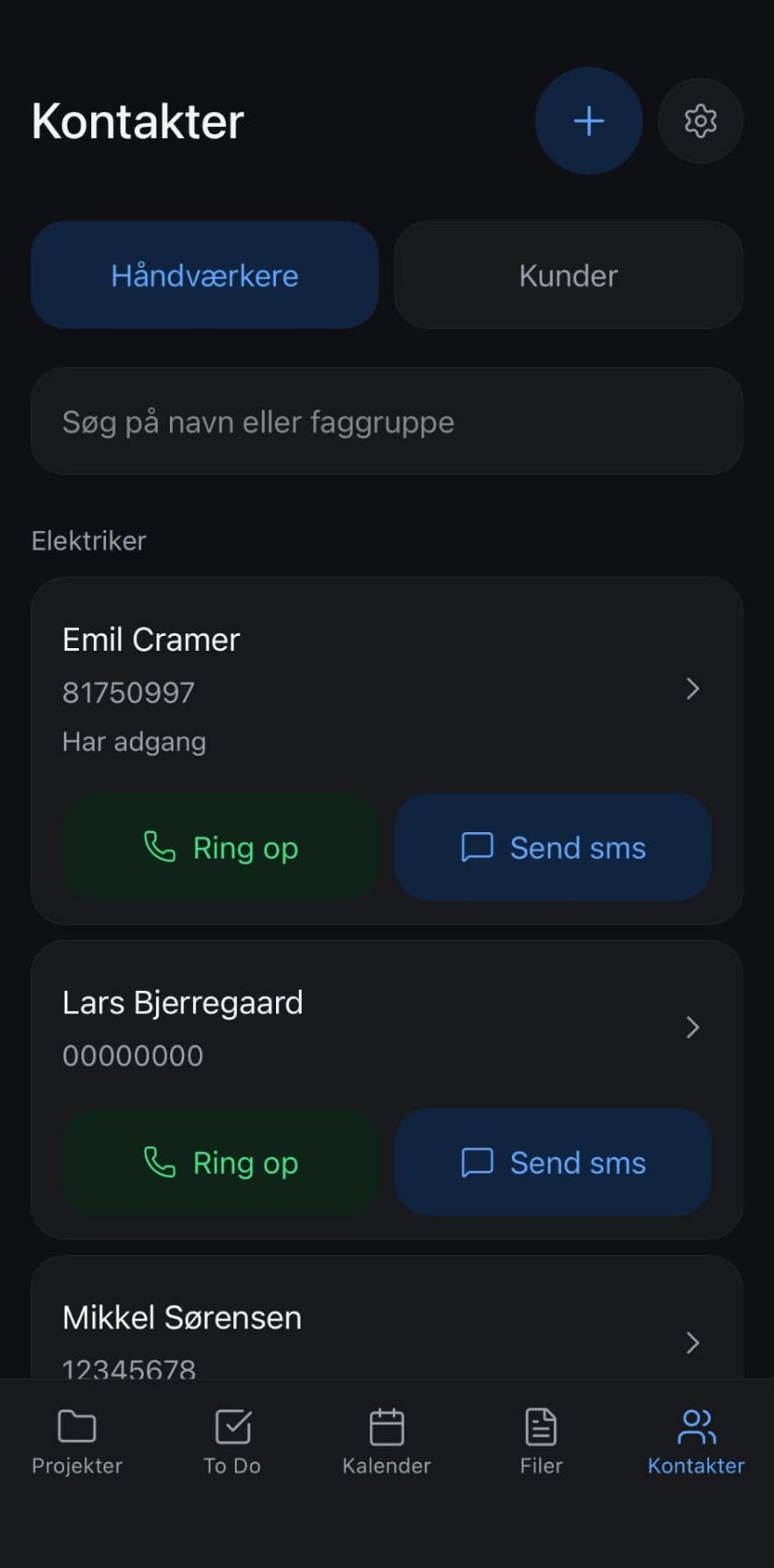 Kontakter i Atelier delt op i faggrupper med ring op og send sms